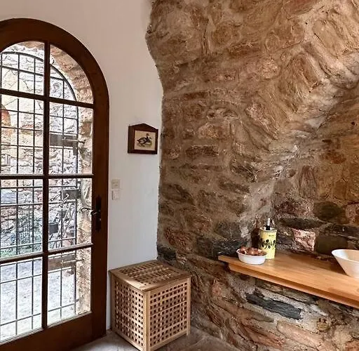 بيت للعطل 13th Century Stone House *